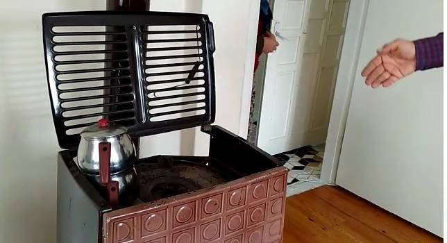 Kömür kovasından çıkan cismi el bombası sanıp polisi aradı