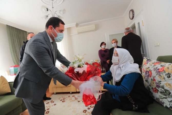Korona virüs 119 yaşındaki ‘Şeker nine’yi teğet geçti