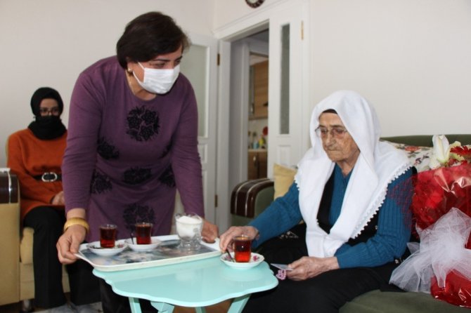 Korona virüs 119 yaşındaki ‘Şeker nine’yi teğet geçti