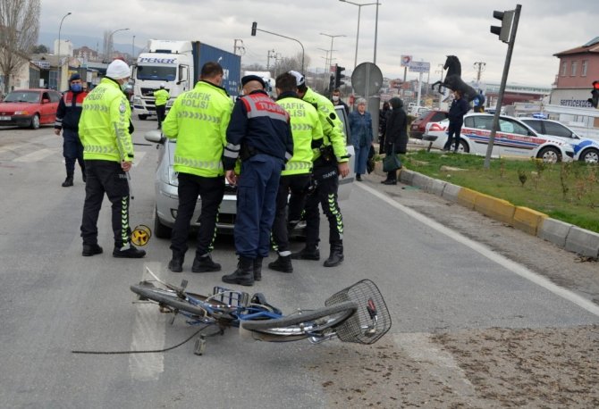 Otomobilin çarptığı bisiklet sürücüsü ağır yaralandı