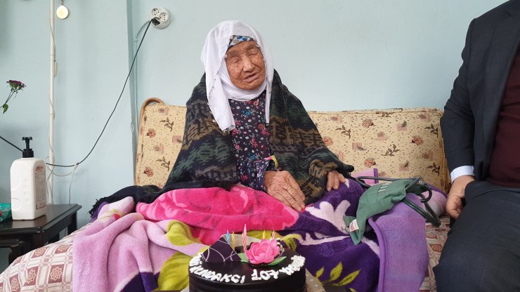 107 yaşındaki şehit annesine sürpriz doğum günü