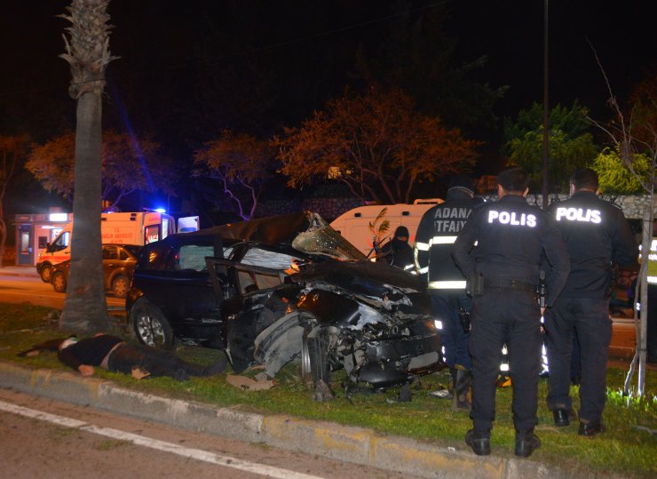 Adana'da, refüjdeki ağaçlara çarpan otomobildeki 3 kişi yaralandı