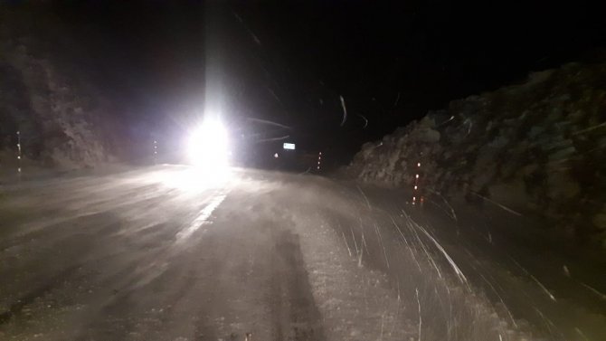 Antalya-Konya karayolunda kar sebebiyle felç olan trafik normale döndü