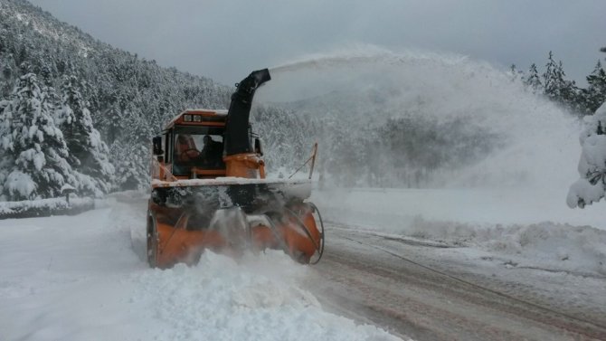 Antalya-Konya karayolunda kar sebebiyle felç olan trafik normale döndü