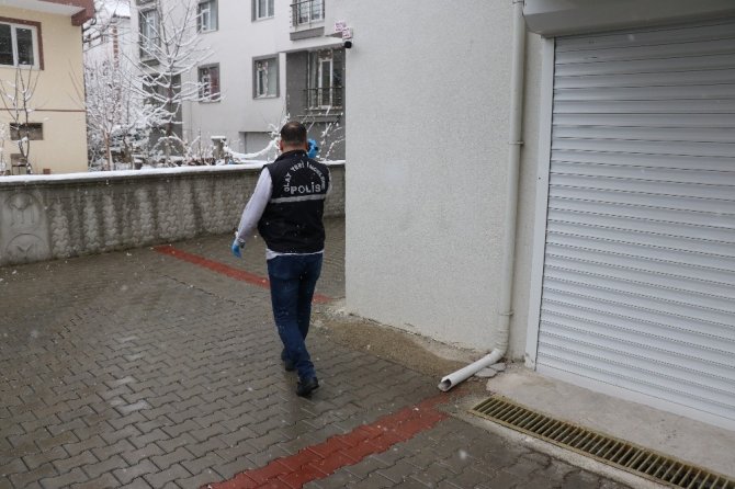 Barışmak için gittiği kız arkadaşı kapıyı açmayınca silahla kendini vurdu