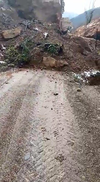 Heyelan köy yolunu ulaşıma kapattı