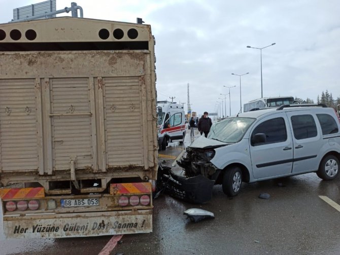 Konya yolunda kaza: İkisi çocuk 3 yaralı