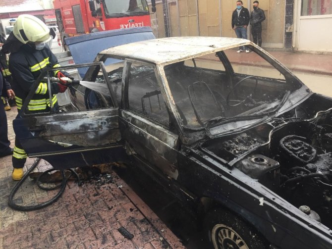 Konya'da park halindeki LPG'li otomobilde yangın