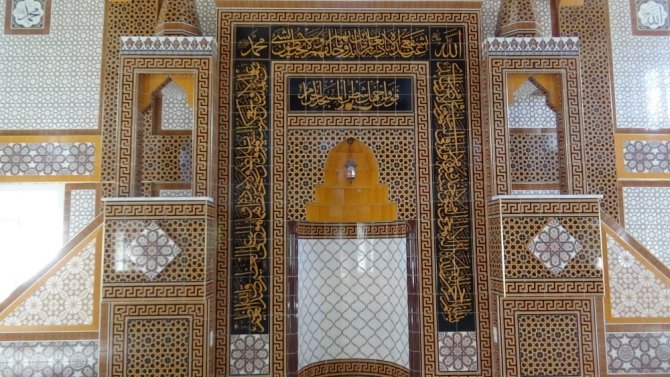 Konyalı nakkaş Ahmet Yesevi Camisini nakşediyor
