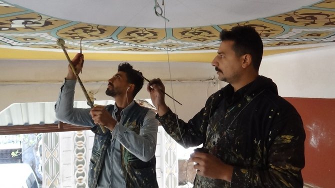 Konyalı nakkaş Ahmet Yesevi Camisini nakşediyor