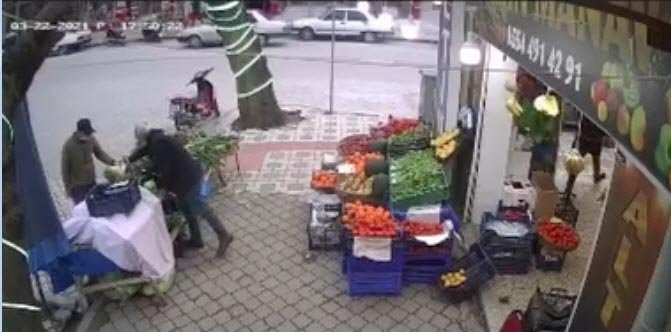 Manavı oyalayıp, kasadaki bin lirayı çaldılar