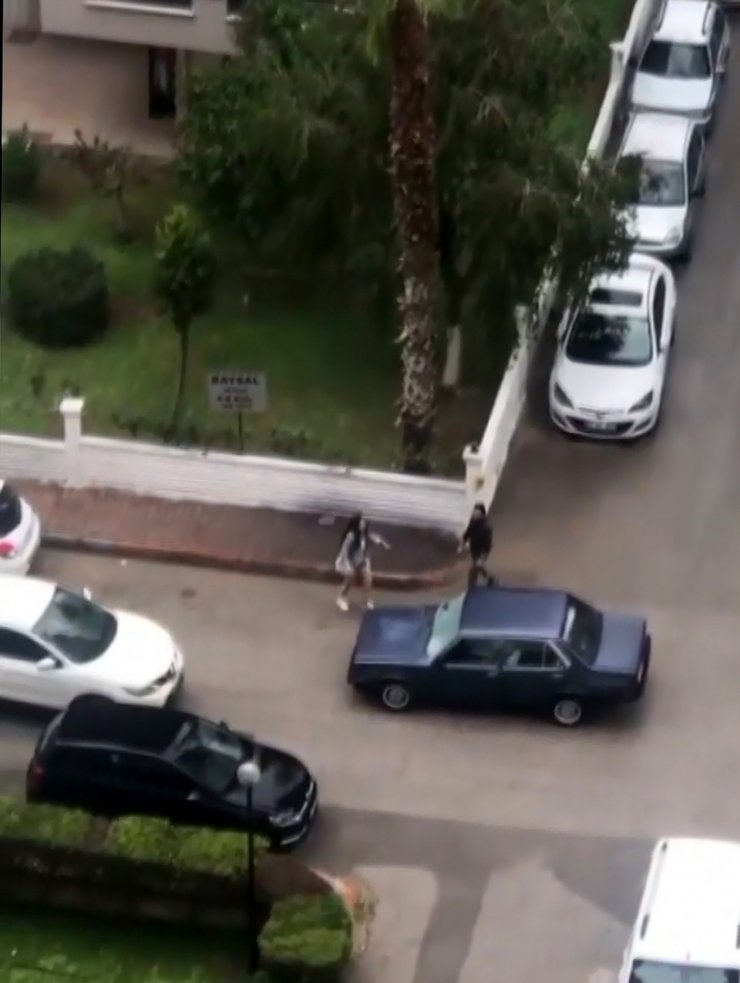 Öfkeli kadın, otomobilin camını taşla patlattı
