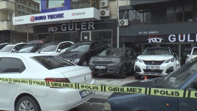 Oto galeriye kurşun yağdırdı
