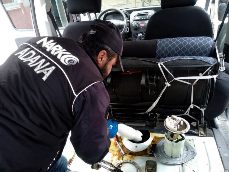Otomobilin yakıt deposuna gizlenmiş 5 kilo metamfetamin ele geçirildi