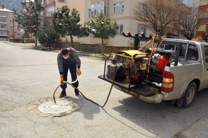 Akşehir Belediyesi sivrisineklere karşı kanal sisleme çalışmalarını sürdürüyor