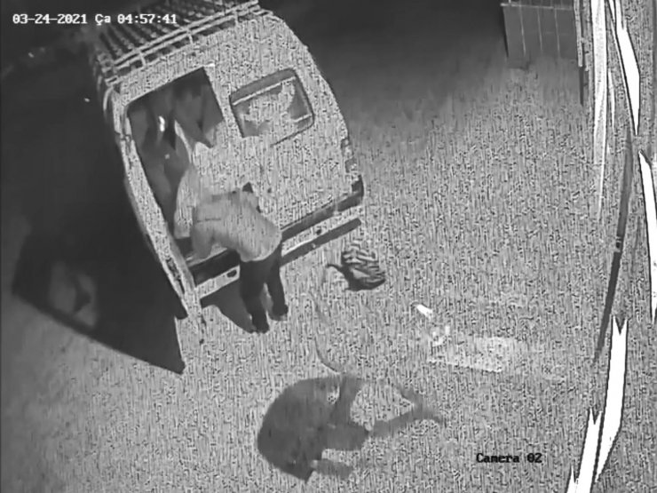 Çalıntı minibüsle iş yerinden fıstık çalan 3 şüpheli yakalandı