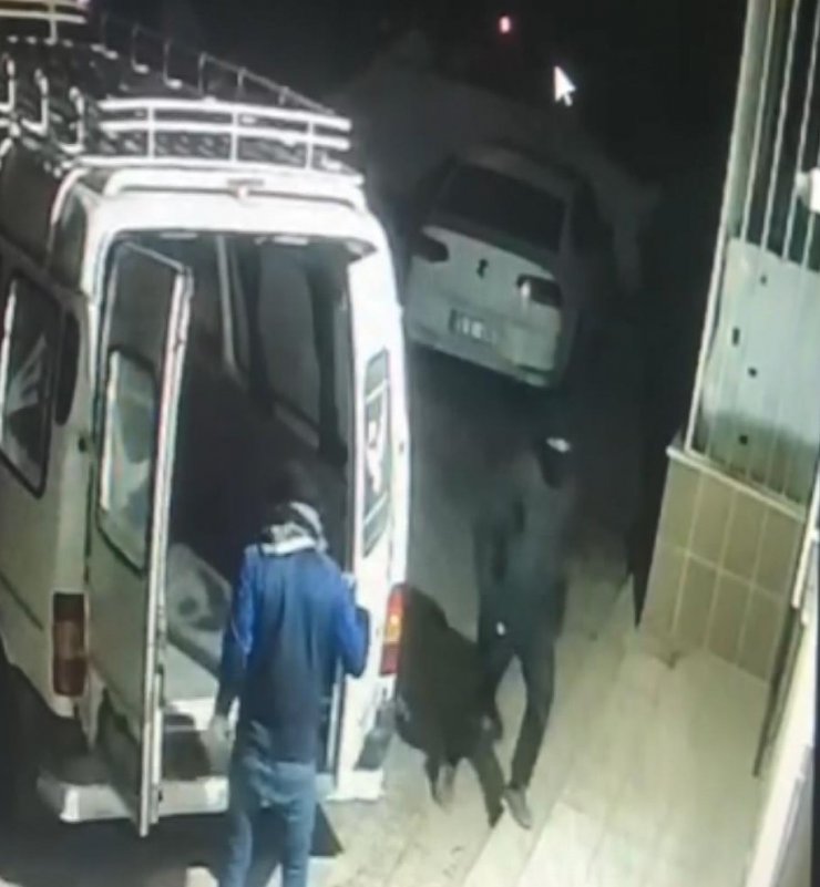 Çalıntı minibüsle iş yerinden fıstık çalan 3 şüpheli yakalandı