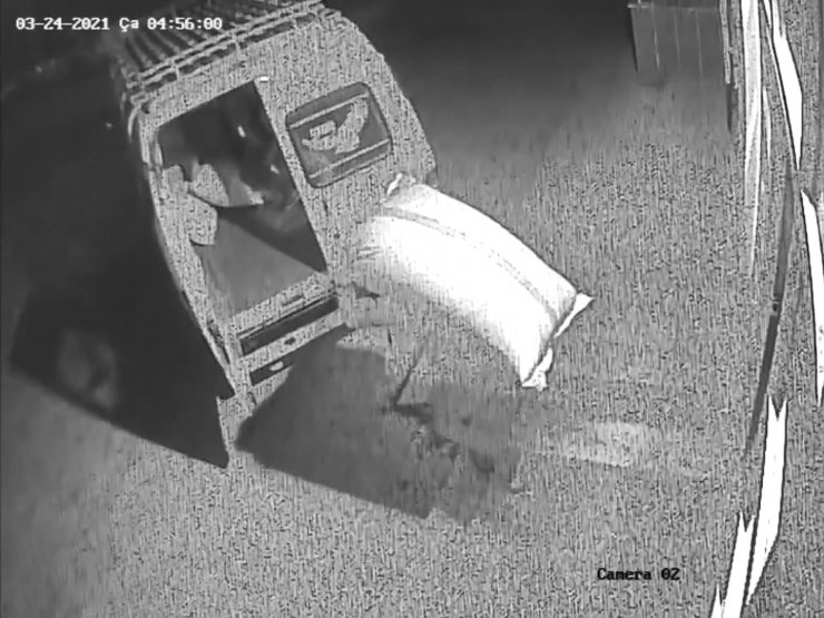 Çalıntı minibüsle iş yerinden fıstık çalan 3 şüpheli yakalandı