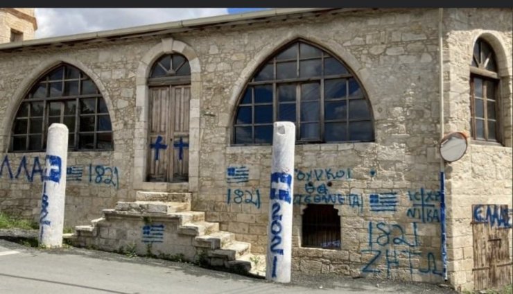 camiye ‘haç’ resmi çizip, ‘Türklere ölüm’ tehditleri yazıldı