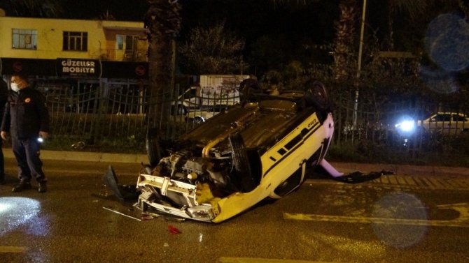 İki otomobile çarpan araç takla attı