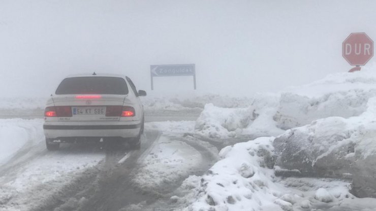 Kar nedeniyle maddi hasarlı kazalar oldu; trafik aksadı