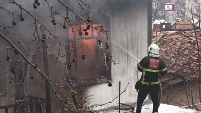 Saliha nine hırsızları yakalattı, mahalleyi yanmaktan kurtardı