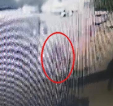 Yola fırlayan çocuk seyir halindeki otobüse çarptı; kaza kamerada
