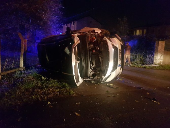 Alkollü sürücünün ağaca çarptığı araç yan yattı: 1 yaralı