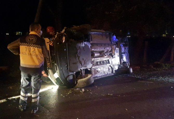 Alkollü sürücünün ağaca çarptığı araç yan yattı: 1 yaralı
