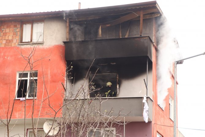 Benzinle sobayı yakmak istedi, evi küle döndü: 2 yaralı