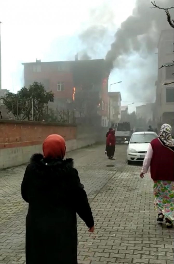 Benzinle sobayı yakmak istedi, evi küle döndü: 2 yaralı