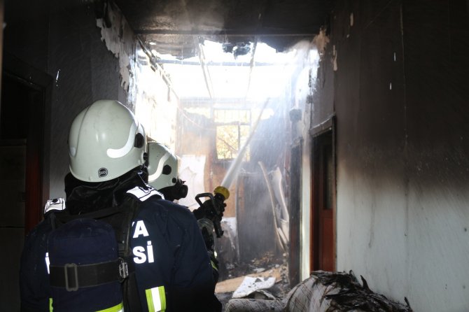 Çamaşır makinesinden çıkan yangın, evi küle döndürdü
