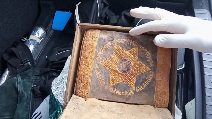 Ceylan derisine altın işlemeli 2 bin 500 yıllık Tevrat'ı satmaya çalıştılar