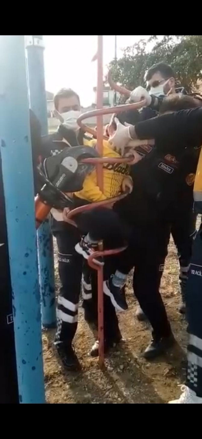Çocuk parkında inanılmaz kaza