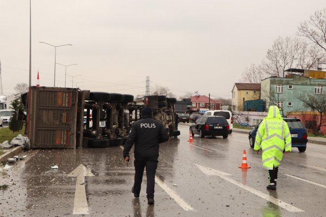 Damperi açılan kamyonun PTS’ye çarpma anı kamerada: 1 yaralı