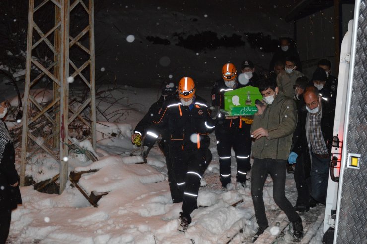 Foseptik açarken göçükte can verdi 