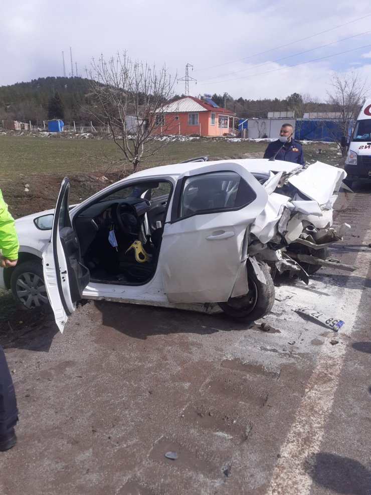 Hafif ticari araçla otomobil çarpıştı: 2’si çocuk, 8 yaralı