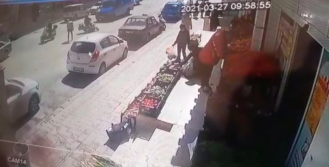 İlginç kaza güvenlik kamerasına yansıdı