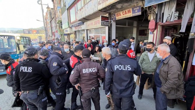 Kimlik soran polislerle tartıştılar, vatandaşlar film gibi izledi