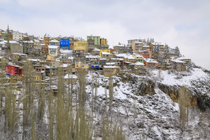 Konya’da toprak damlı evlerde kar kürüme mesaisi