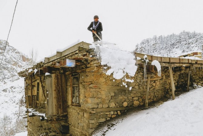 Konya’da toprak damlı evlerde kar kürüme mesaisi