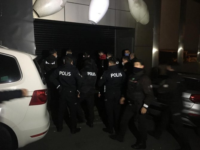 Korona virüsü hiçe saydılar, polis ekipleri tarafından basıldılar
