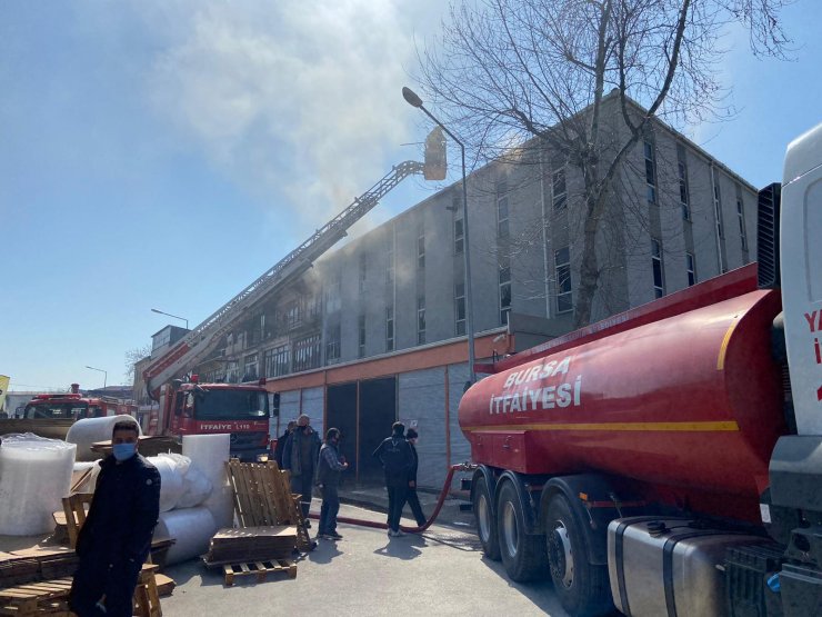 Mobilya mağazasında çıkan yangın 1 saatte söndürüldü