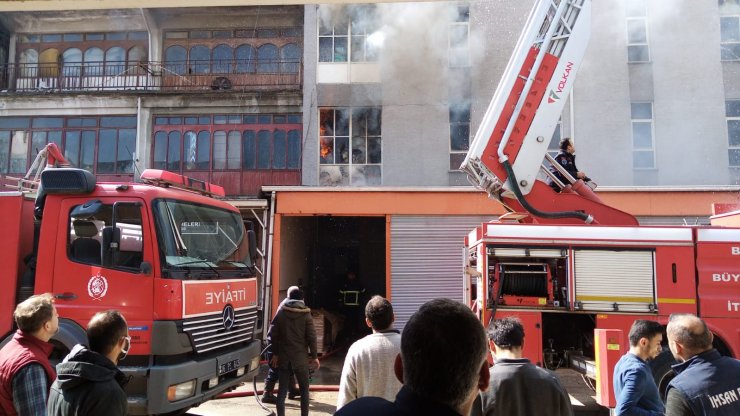 Mobilya mağazasında çıkan yangın 1 saatte söndürüldü