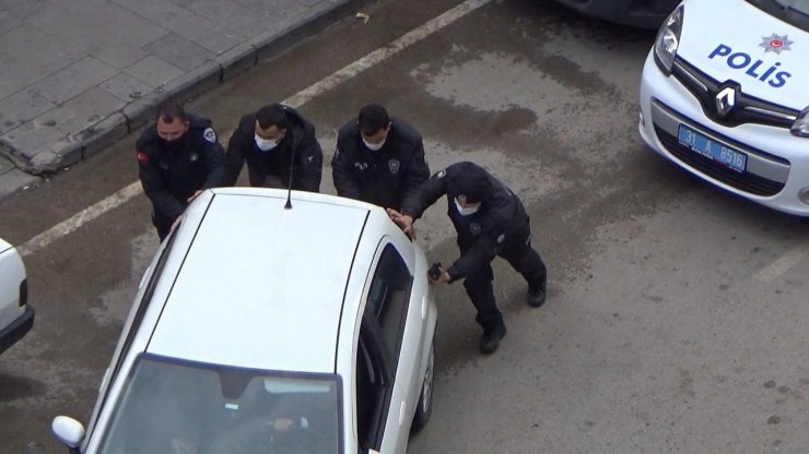 Polis, arızalanan otomobili iterek çalıştırdı
