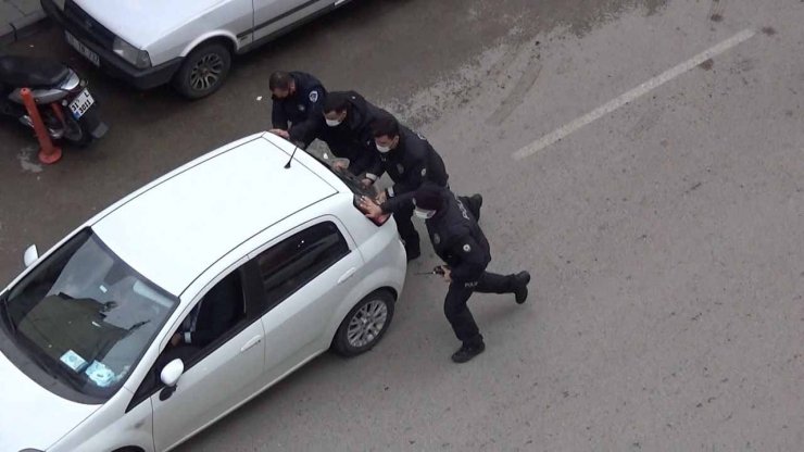 Polis, arızalanan otomobili iterek çalıştırdı