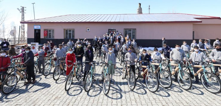 Bakan Kasapoğlu'nun, söz verdiği bisikletler Ağrı'daki öğrencilere dağıtıldı