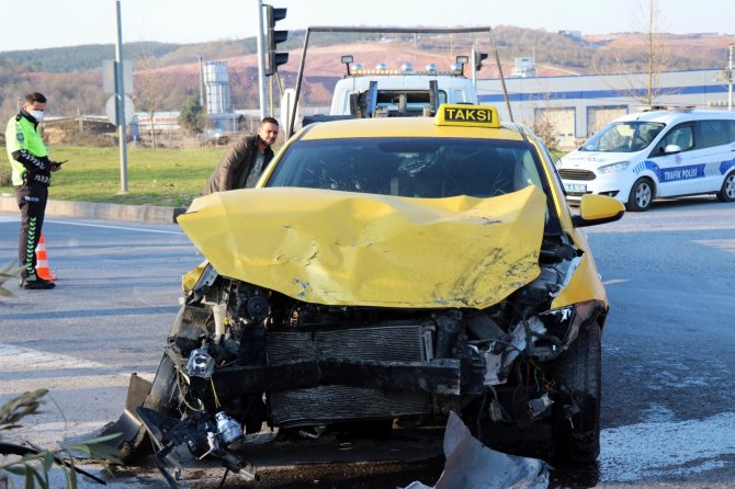 Duble yolda ticari taksi ile otomobil çarpıştı: 1’i ağır, 1’i çocuk toplam 4 yaralı