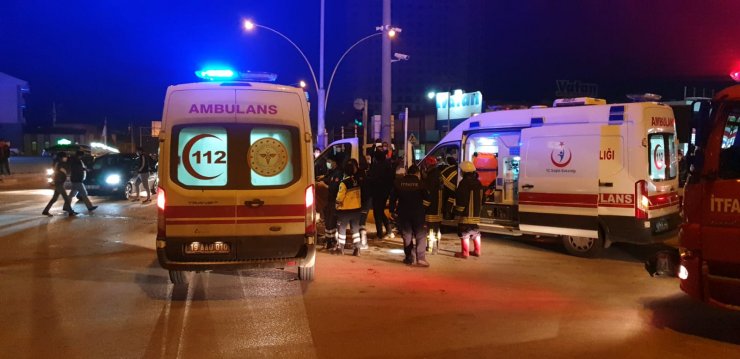 Hasta taşıyan ambulans ile otomobil çarpıştı: 7 yaralı