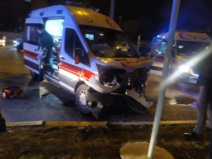 Hasta taşıyan ambulans ile otomobil çarpıştı: 7 yaralı